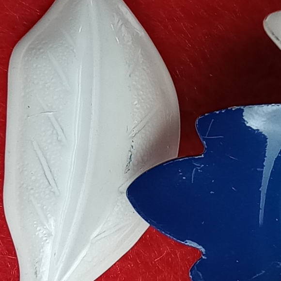 Vintage Red White and Blue Metal Enamel White Stem Flower Brooch Pin - Picture 3 of 7